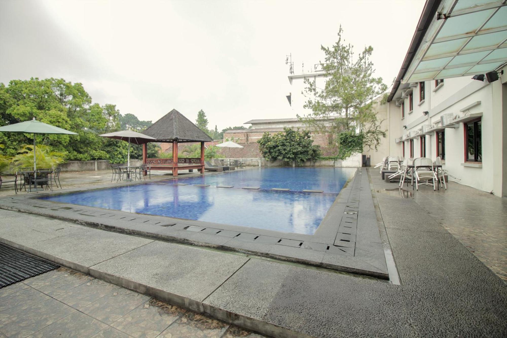 Collection O 295 Grha Ciumbuleuit Guest House Bandung Buitenkant foto