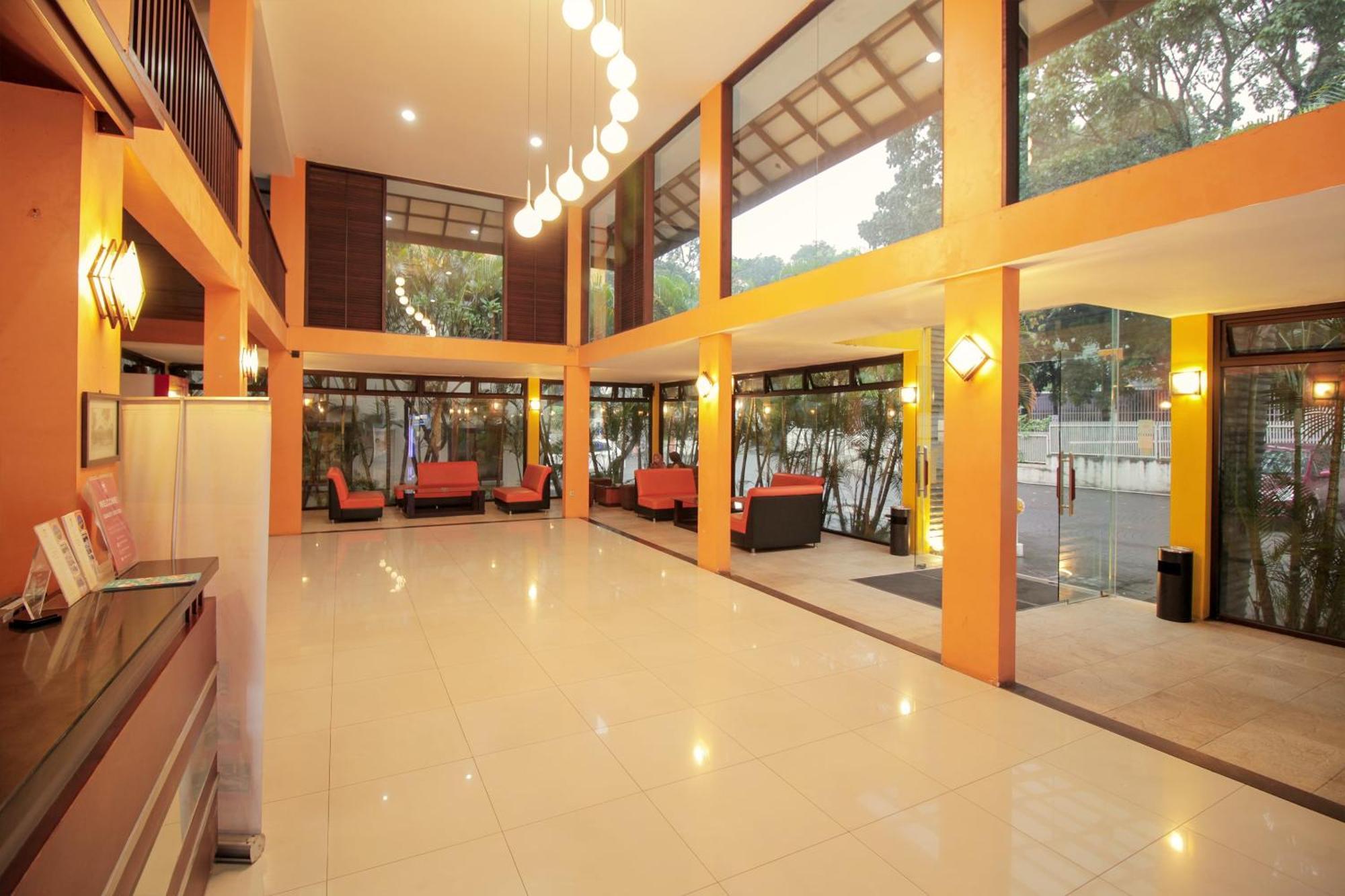 Collection O 295 Grha Ciumbuleuit Guest House Bandung Buitenkant foto
