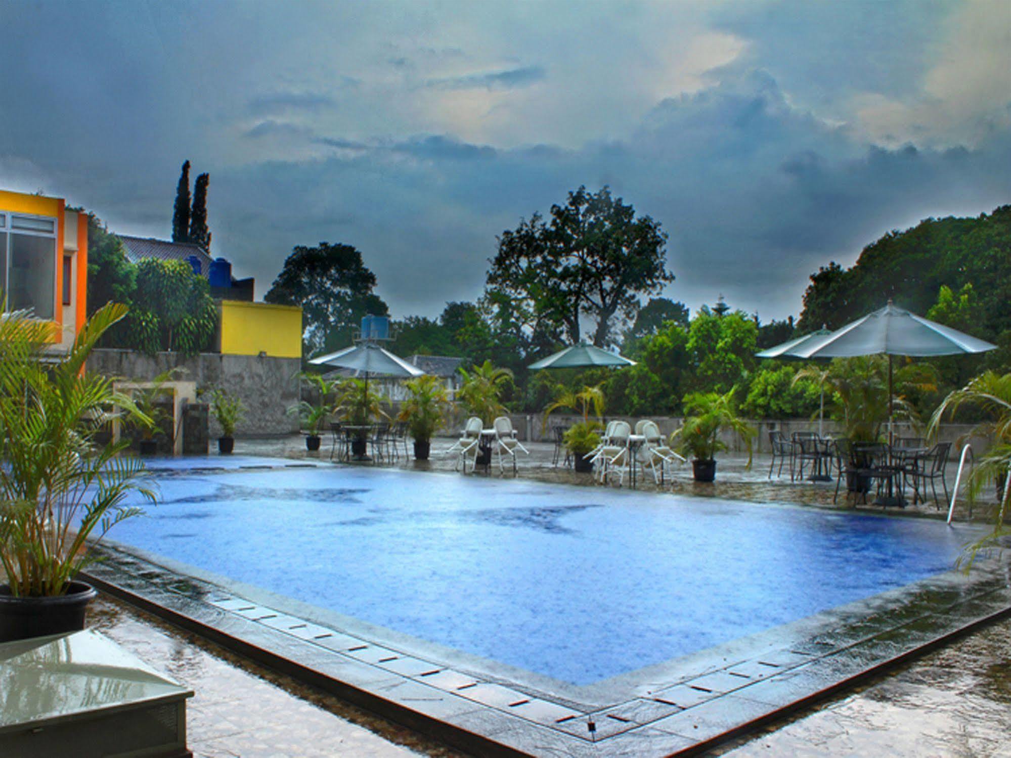 Collection O 295 Grha Ciumbuleuit Guest House Bandung Buitenkant foto